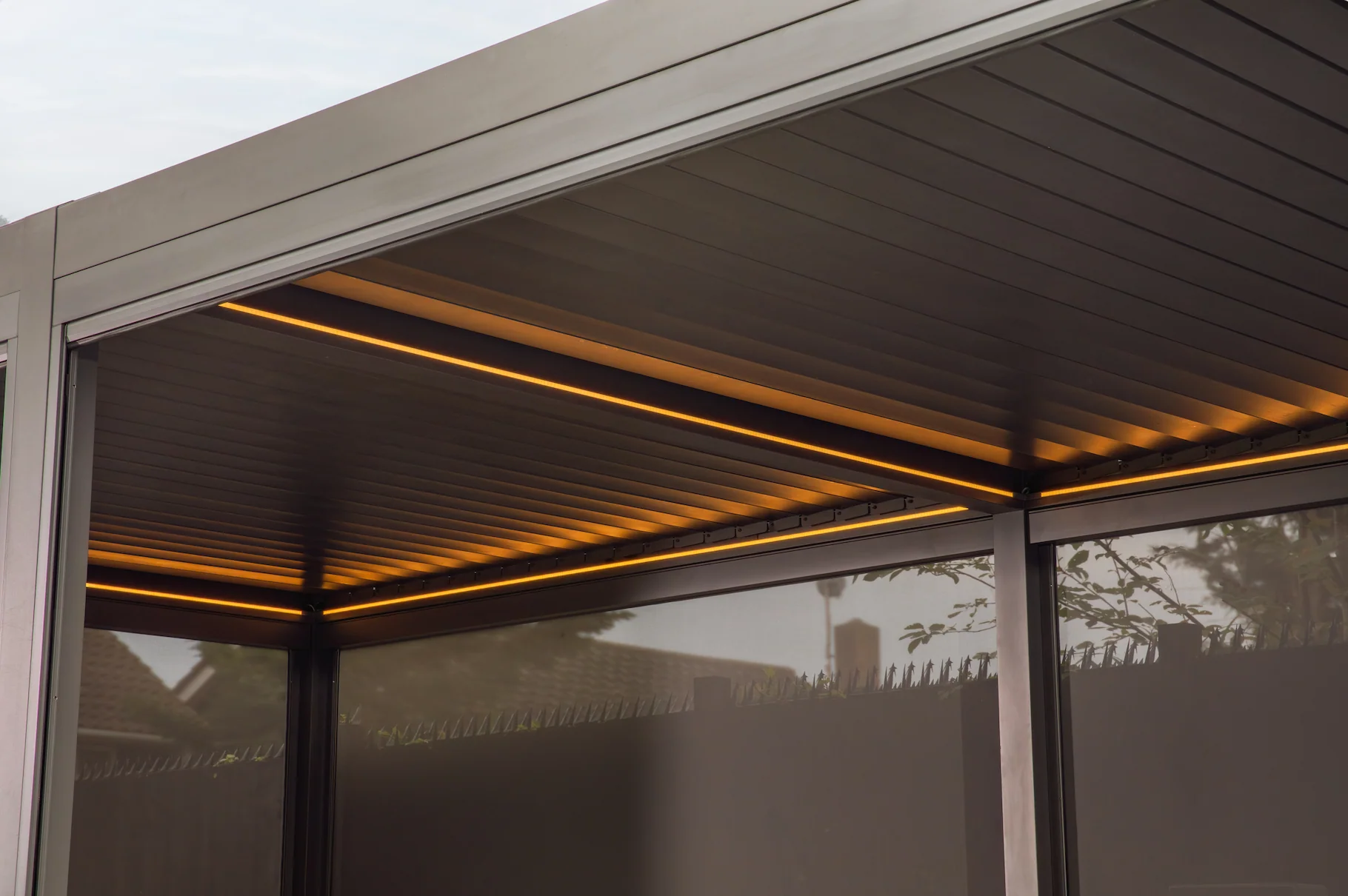 Luxe Electric Louvered Roof LED Aluminium Pergola - Image 4